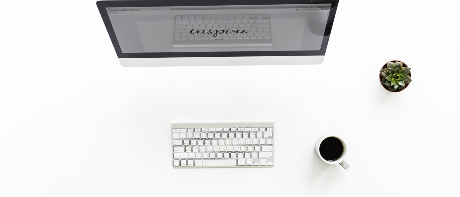 Leerer Arbeitsplatz mit Computer, Kaffee und Kaktus